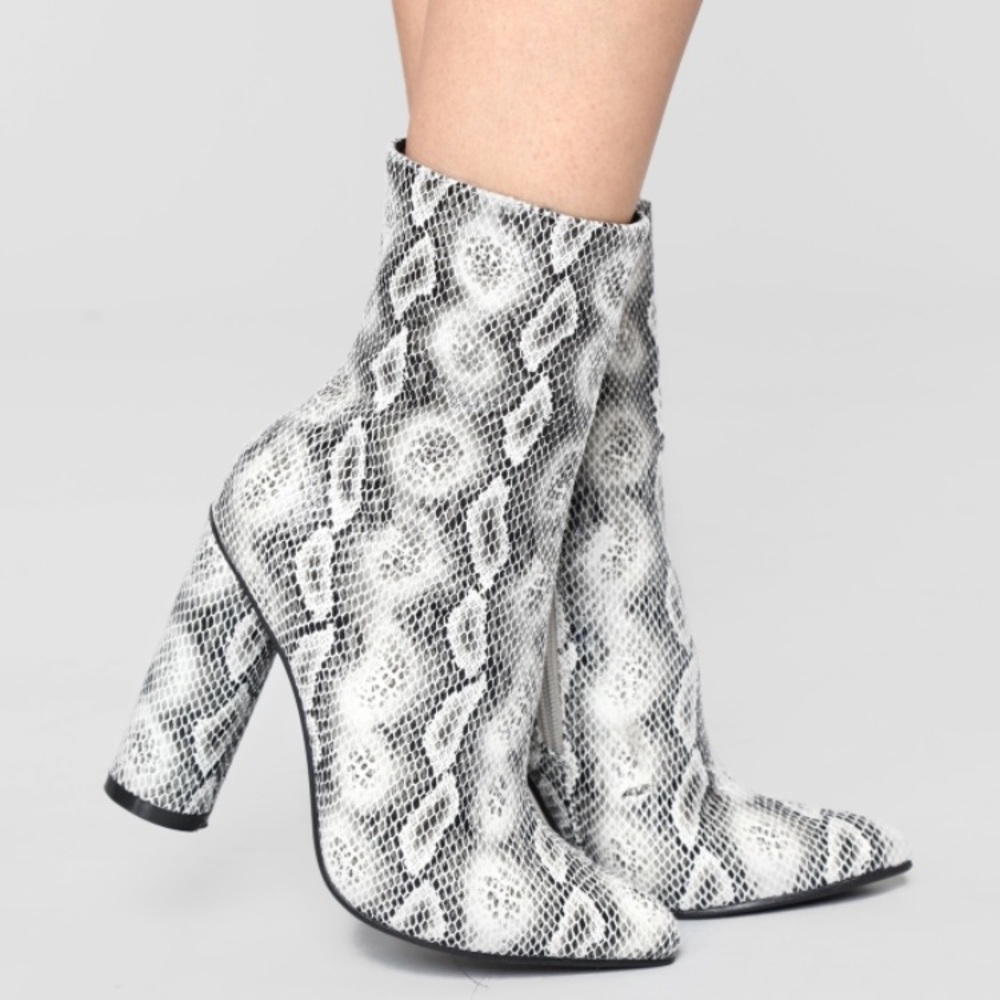New FashionNova Midnight Lover Boot - Snake